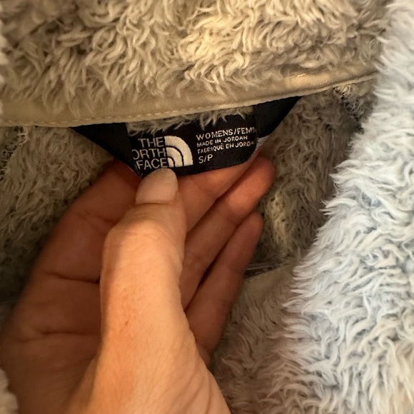 Gently Used Small/Petite Women’s Northface Fleece Jacket in Grey - Picture 8 of 9